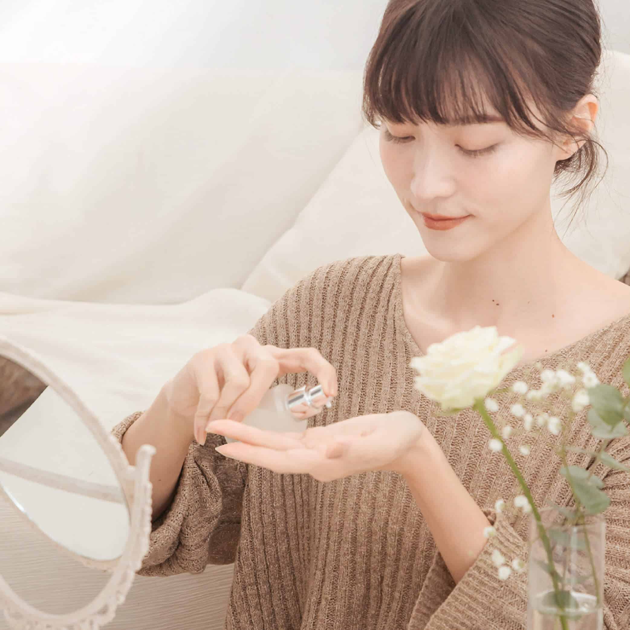 a girl use whiteningserum
